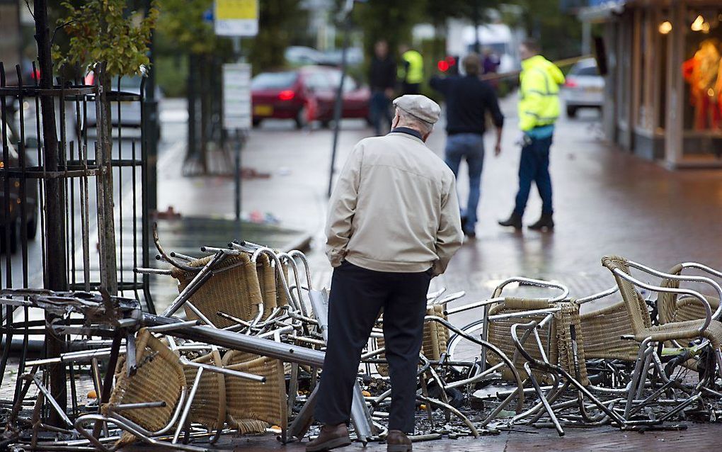 Een man neemt de schade op in Haren. Foto ANP