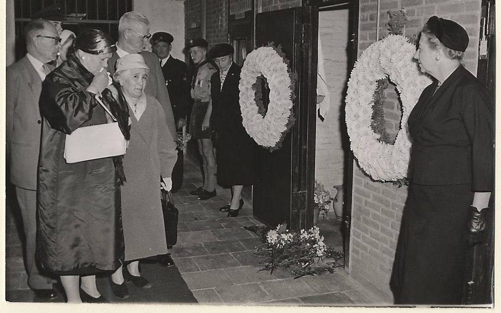 Herdenking bij de Doodencel in 1955. Foto ANP