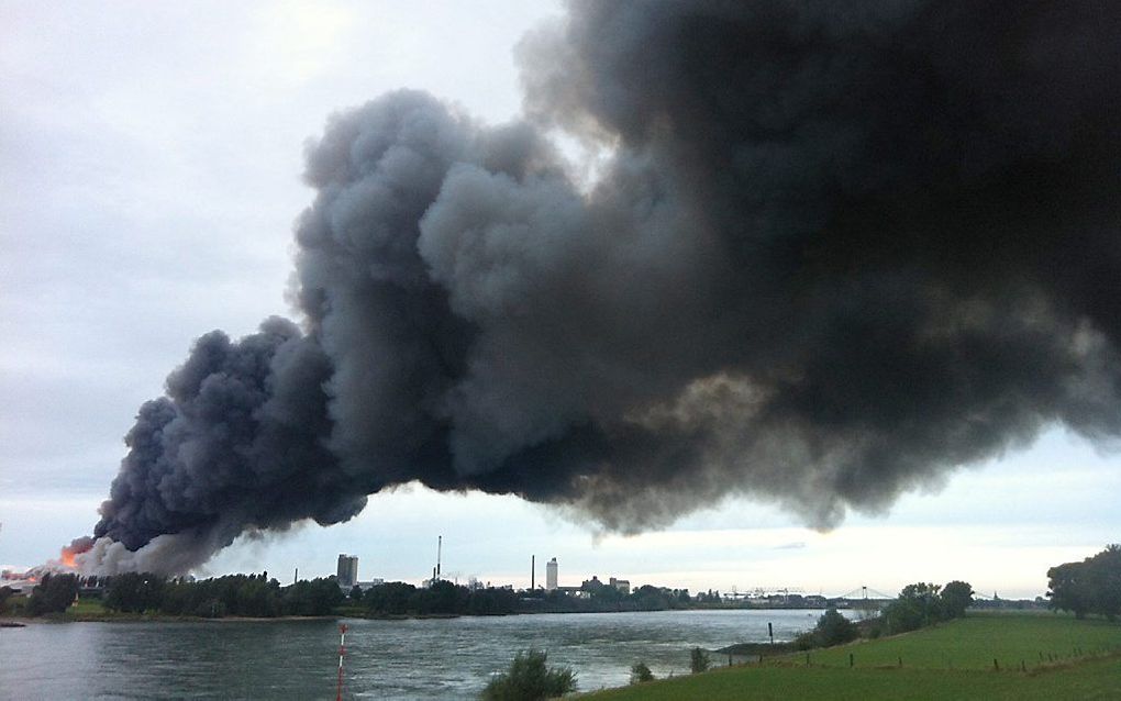 Grote brand in een meststoffabriek in Krefeld. Foto EPA