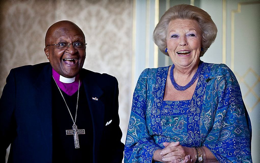 Koningin Beatrix en oud-aartsbisschop en Nobelprijswinnaar Desmond Tutu. Foto ANP