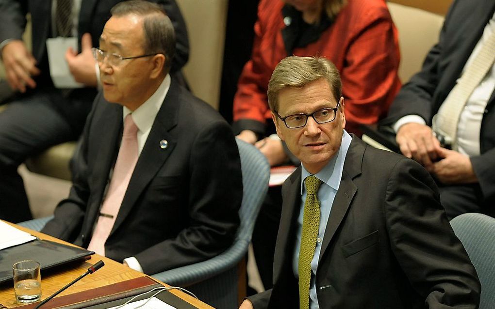 Guido Westerwelle (rechts) leidt de zitting van de Veiligheidsraad.  Foto EPA