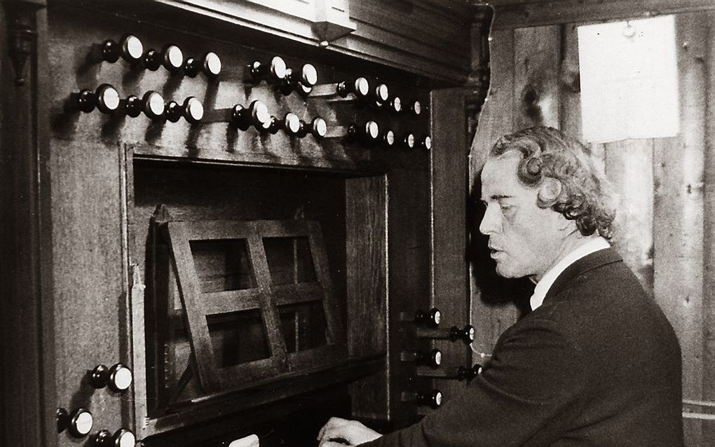 Piet van Egmond aan het orgel van de Grote Kerk in Apeldoorn. Foto Stichting Piet van Egmond Documentatiecentrum