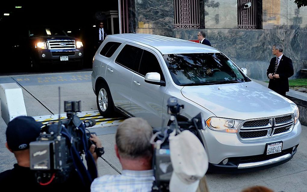 Auto met Nakoula verlaat de rechtbank in Los Angeles. Foto EPA