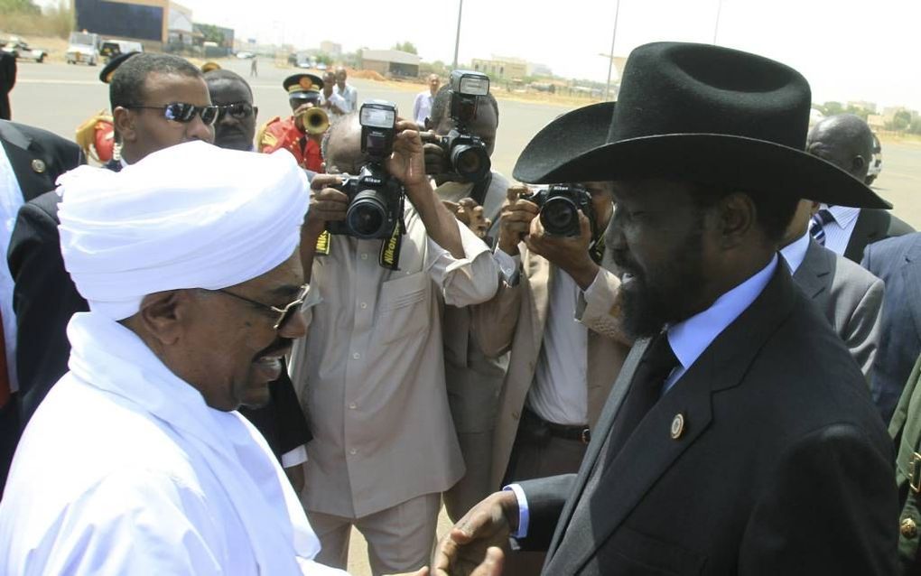 KHARTOEM – De Sudanese president Omar al-Bashir (l.) begroet zijn Zuid-Sudanese ambtgenoot Salva Kiir, oktober 2011. De relatie wordt getekend door een cyclus van aantrekken en afstoten. Foto EPA