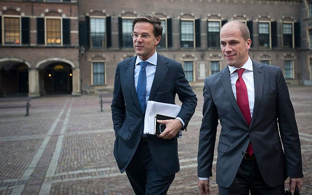 Rutte (l.) en Samsom samen op het Binnenhof. Foto ANP