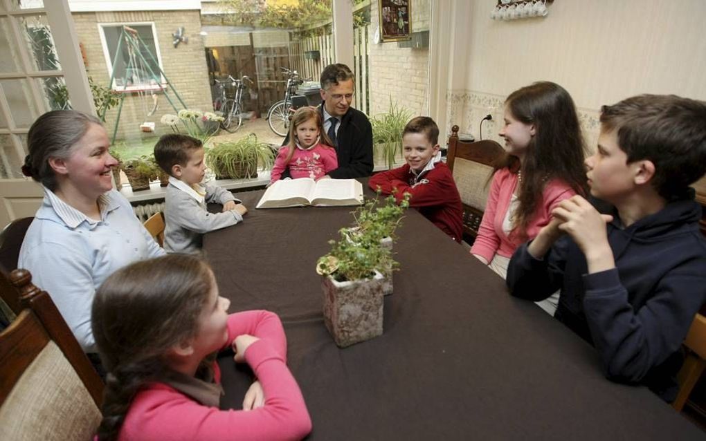 Het Bijbellezen aan tafel moet meer zijn dan slechts een ritueel. Foto Rob Kamminga