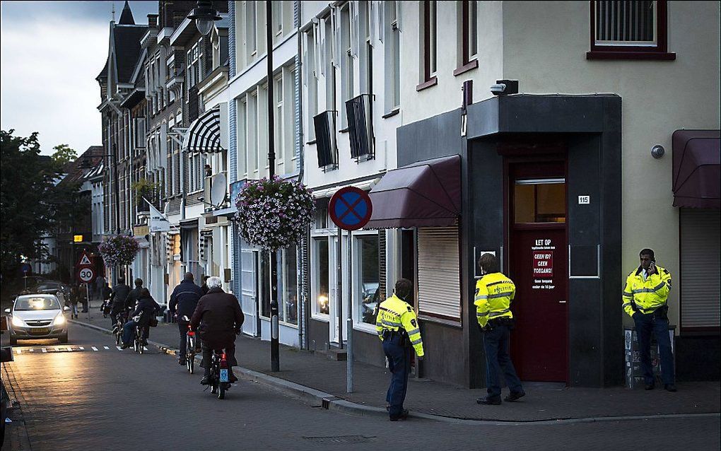 Veel blauw op straat in de Arnhemse wijk Klarendal. Foto ANP