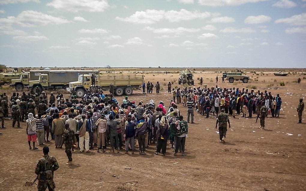 Leden van al-Shabaab geven zich over.  Foto EPA