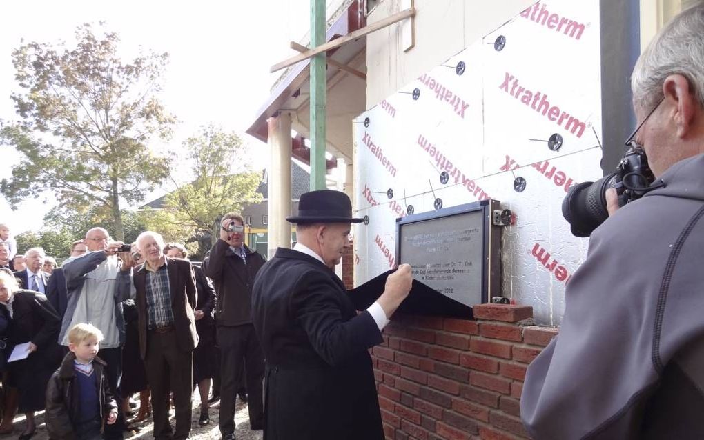 Ds. T. Klok onthulde zaterdag een plaquette bij woon-zorgcomplex Het Top in Urk. Foto Bouwbedrijf Post