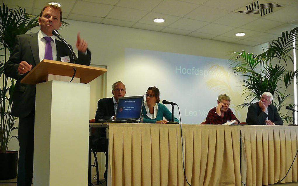 Achter katheder: Leo van Hoorn (CHE). Achter tafel van links naar rechts: Henk Jochemsen (Prisma) Eszter Bogyo (EDYN Hong) Geesje Werkman  (Kerk in Actie) Bas Belder (Europarlementariër). Foto RD