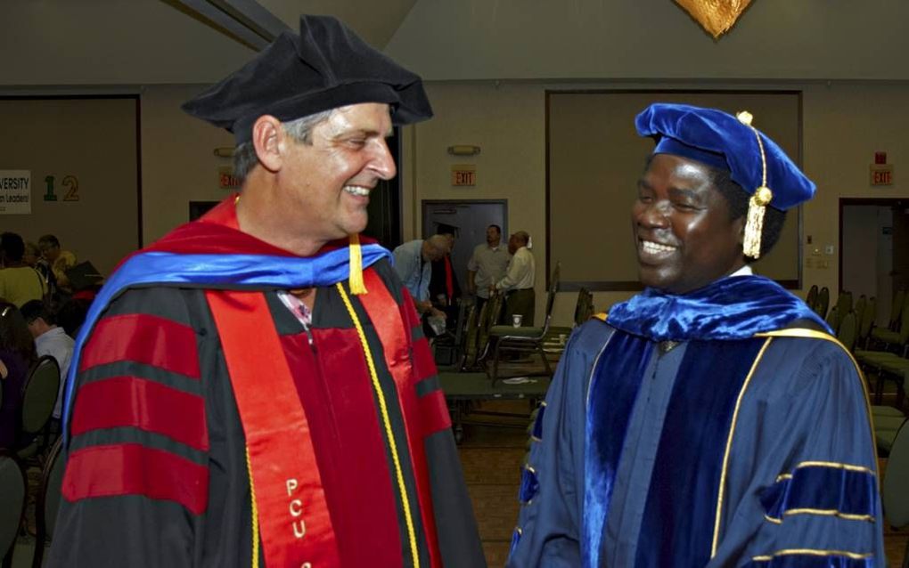 Dr. Egbert Brink met zijn promotor Bongoyok aan de Promise Christian University in Pasadena in Amerika. Foto dr. E. Brink