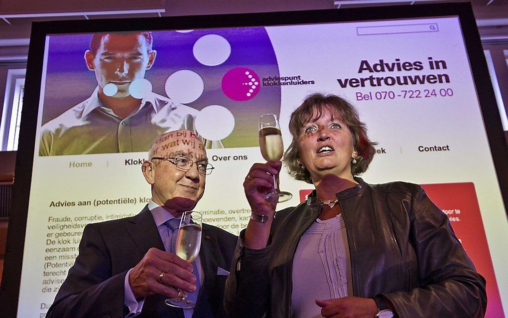 Martin van Pernis, voorzitter commissie Adviespunt Klokkenluiders (L) brengt een toost uit met demissionair minister van Binnenlandse Zaken en Koninkrijksrelaties Liesbeth Spies na afloop van de lancering van het adviespunt Klokkenluiders.  Foto ANP