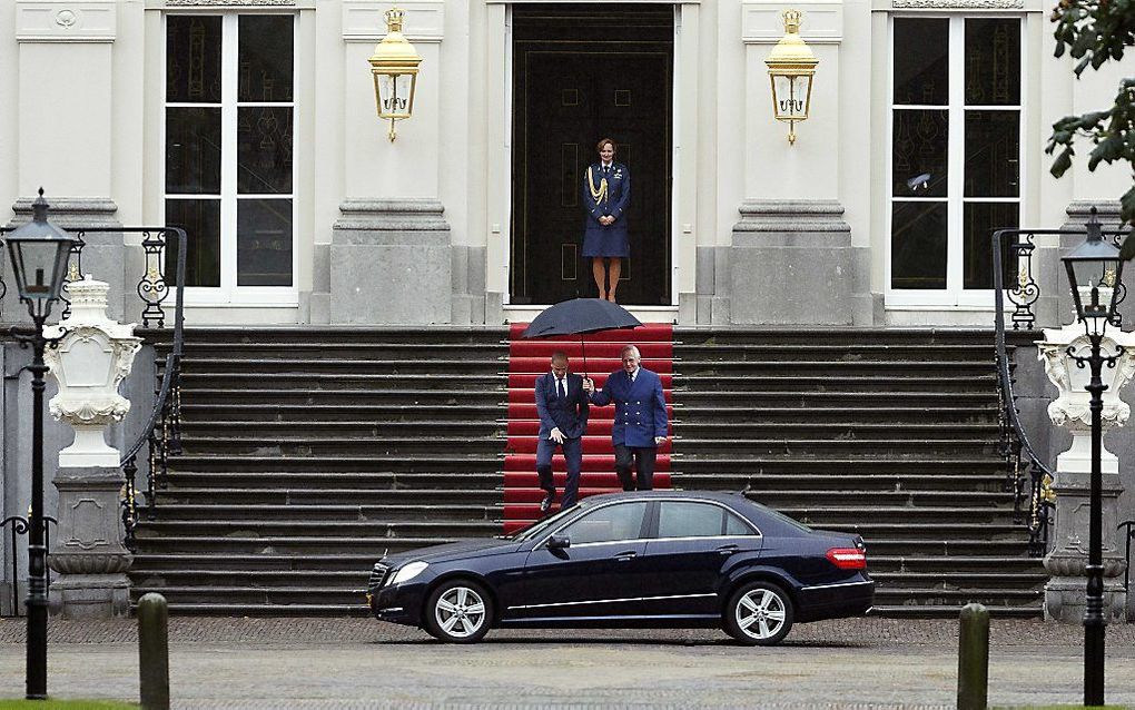 PvdA-fractievoorzitter Diederik Samsom (L) verlaat het paleis Huis ten Bosch na zijn kennismakingsbezoek aan koningin Beatrix.   Foto ANP