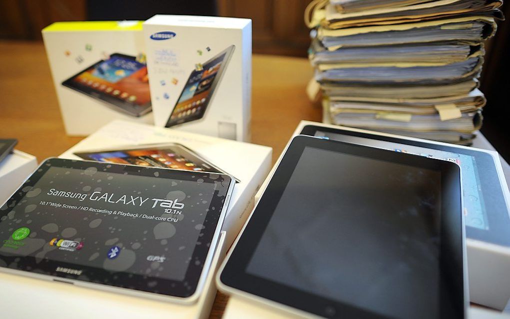 Samsung Galaxy Tab 10.1 (L) en iPad. Foto EPA