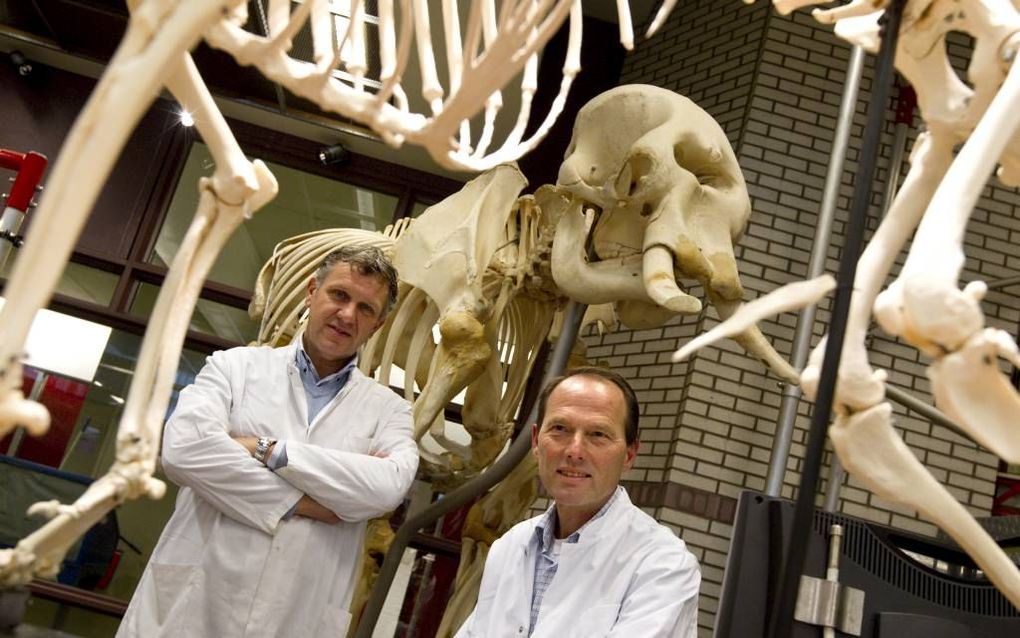 Arend Schot (l.) en Henk van Dijk: genomineerd voor de prijs Lef in het Lab van de Dierenbescherming. Foto RD, Anton Dommerholt