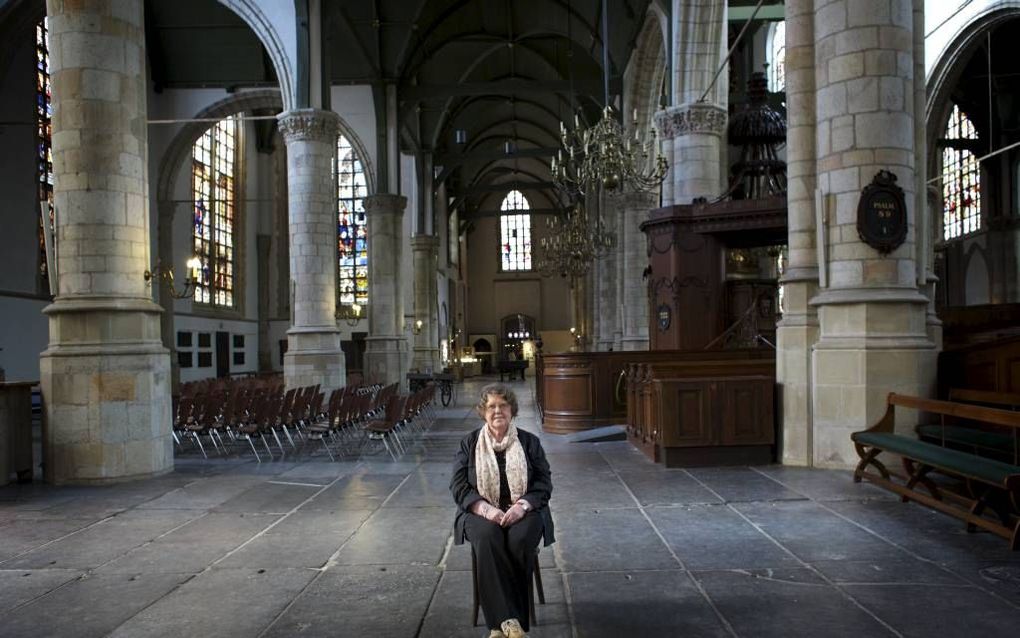 GOUDA – Henny van Dolder-de Wit op de plaats in de Goudse Sint-Janskerk waar vroeger arme mensen zaten. De gegoede burgerij bevond zich dicht bij de preekstoel. Arme mensen zaten veel verder weg en konden de predikant daardoor minder goed horen. Foto Sjaa