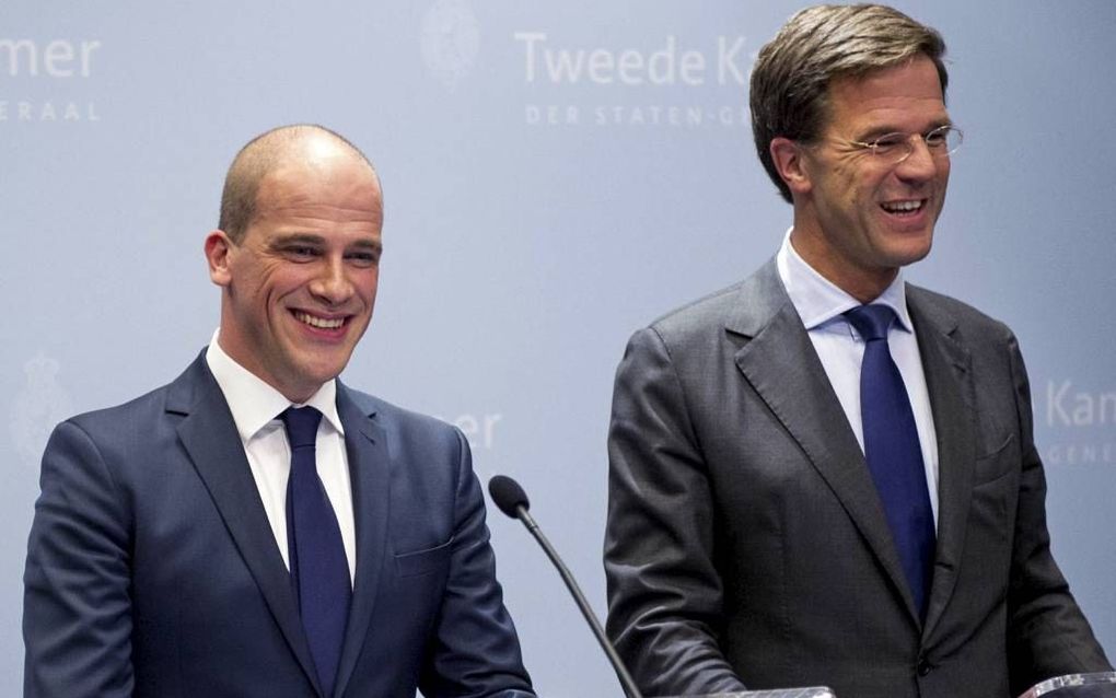 De onderhandelaars Rutte (VVD) (l.) en Samsom (PvdA) maandag tijdens hun persconferentie. De partijleiders presenteerden een deel­akkoord waarin ze de begroting voor 2013 hebben aangepast, door onder meer de forensentaks en de langstudeerboete te schrappe