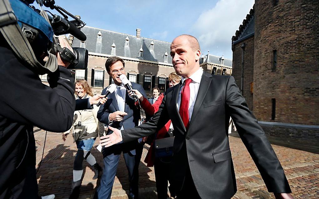 VVD-leider Mark Rutte en PvdA-leider Diederik Samsom dinsdagochtend bij aankomst op het Binnenhof. Foto ANP