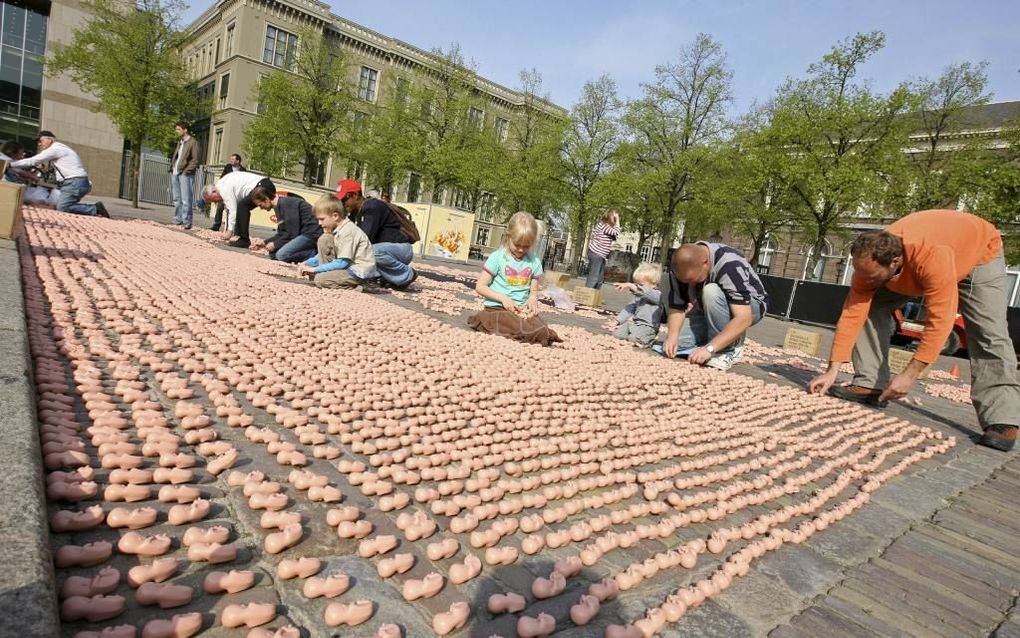 „Met abortus wordt de liefde in het hart getroffen, want waar zou een mens zich meer gewenst moeten voelen dan in de moederschoot?” Foto: in 2010 legden vrijwilligers van Schreeuw om Leven 30.000 plastic foetussen neer op het Plein in Den Haag. Foto RD, A