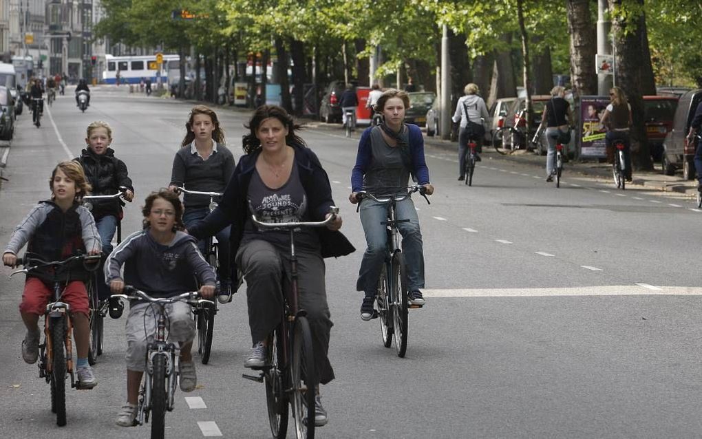 Fietsers rijden over de Stadhouderslaan in Amsterdam. Foto ANP