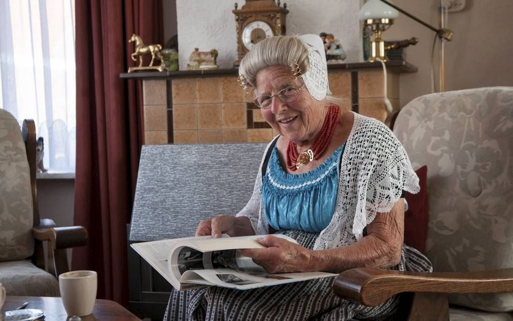 Rika Westerbeke-Melse (86) woonde na de oorlog vijf jaar met haar gezin in een bunker bij Westkapelle. Daaromheen verbouwde ze groenten, en hield ze kippen en schapen in de duinen. Foto Niek Stam