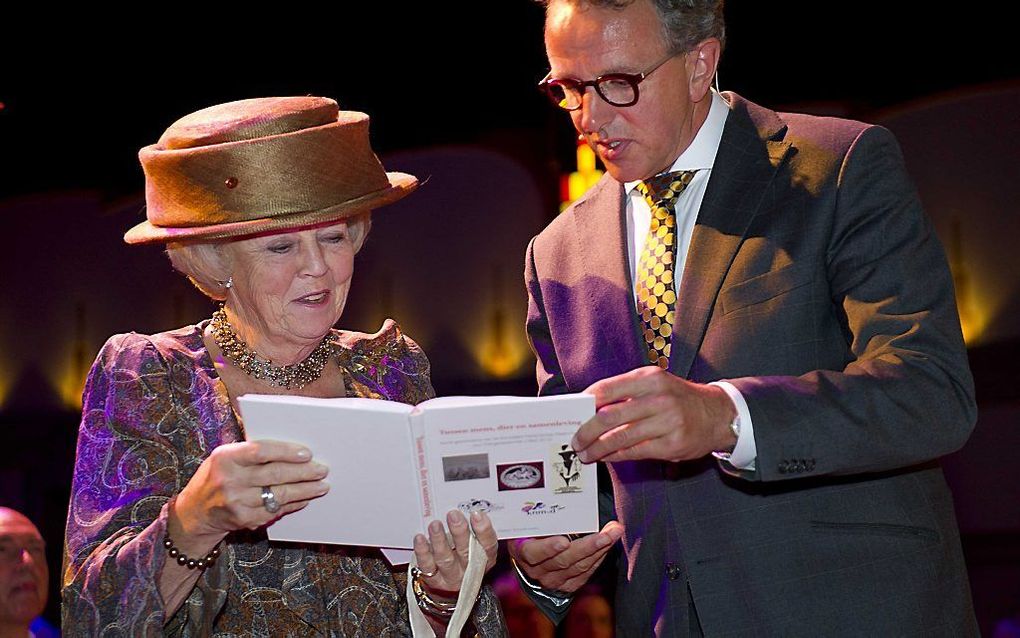 Koningin Beatrix krijgt een boek overhandigd van voorzitter Ludo Hellebrekers tijdens het Jaarcongres van de Koninklijke Nederlandse Maatschappij voor Diergeneeskunde. Foto ANP