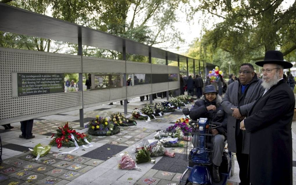 AMSTERDAM – Rabbijn Evers bij het monument van de Bijlmerramp. Tijdens de herdenking van de vliegramp in de Amsterdamse wijk sprak hij donderdagavond een gebed uit voor de slachtoffers en sprak hij met nabestaanden. Foto ANP