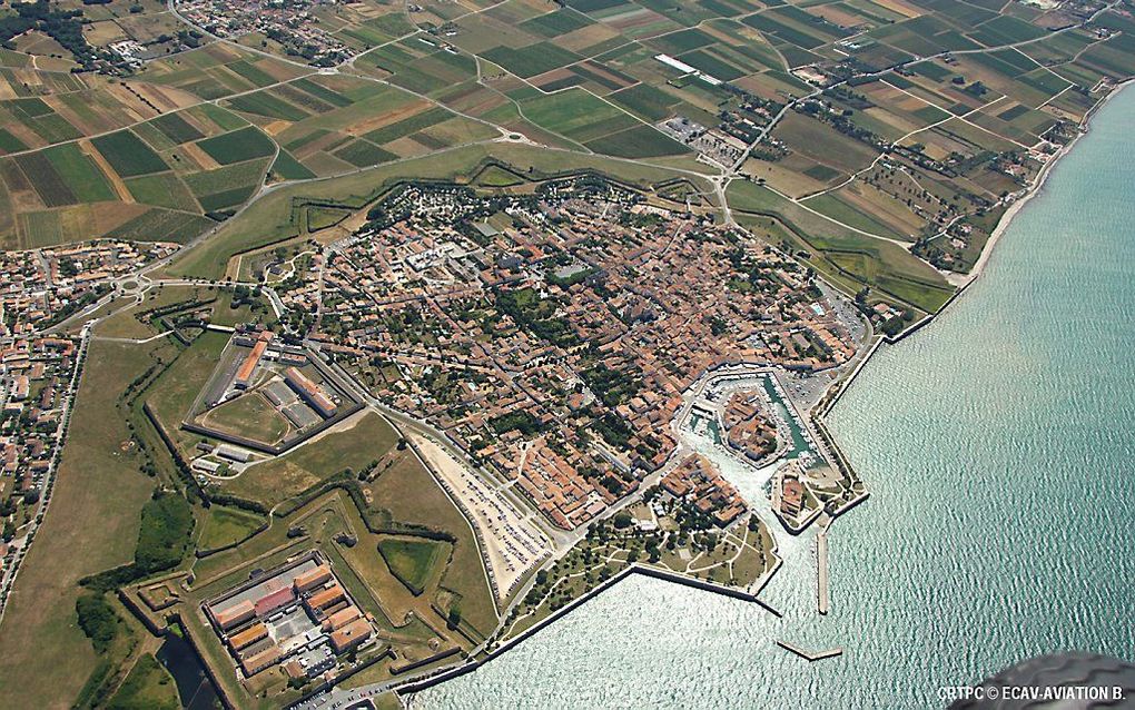 Saint-Martin vanuit de lucht. Duidelijk zichtbaar is de meer dan 14 kilometer lange –door Vauban ontworpen– ringmuur, die bescherming moest bieden aan de bevolking van het eiland. Foto CRTPC/B. ECAV