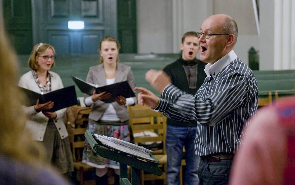 Dirigent Jeroen Bal met zijn kamerkoor Voce Anglica in de Grote Kerk in Gorinchem. Foto Rob Kamminga