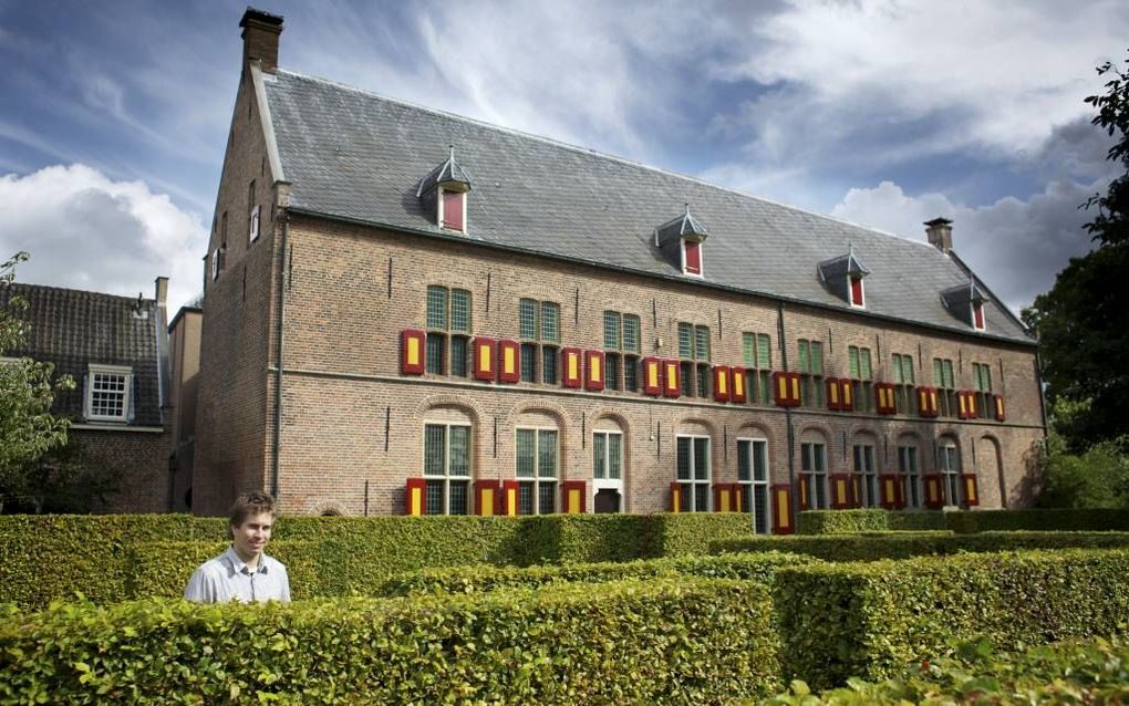 Museummedewerker Jesse Krol in de tuin van het voormalige weeshuis in Culemborg. Foto Sjaak Verboom