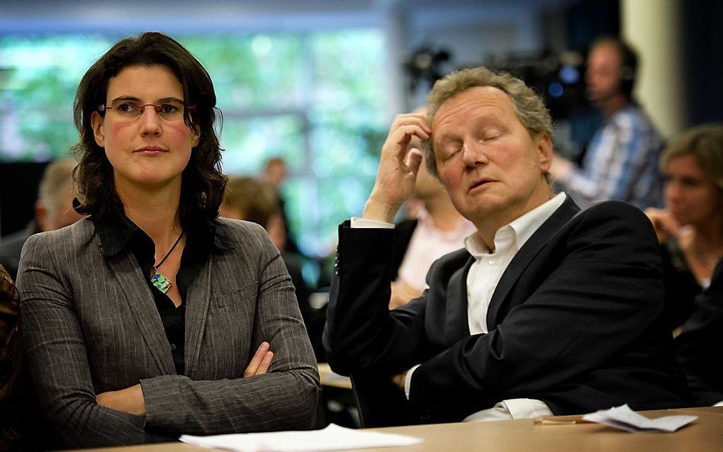 Heleen Weening (l.) en Kamerlid Bram van Ojik op de partijraad van GroenLinks waar na het vertrek van Jolande Sap, gesproken wordt over de interne crisis in de partij. Weening kondigde aan haar functie van partijvoorzitter neer te leggen. Foto ANP