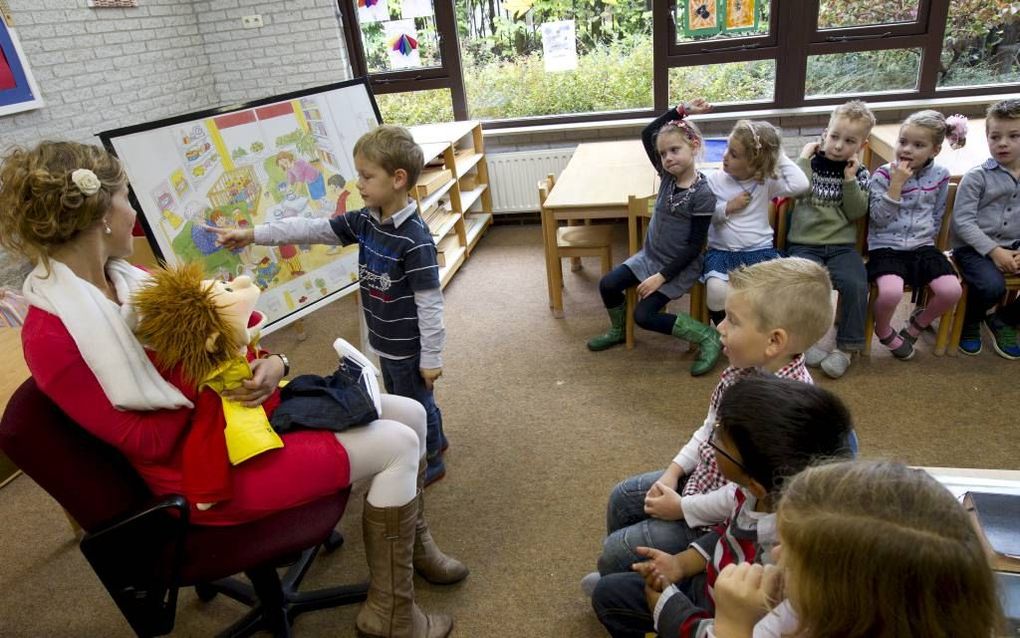 Kinderen van groep 2b leren Engels. Een belangrijk hulpmiddels is de handpop Tom. Foto RD, Anton Dommerholt