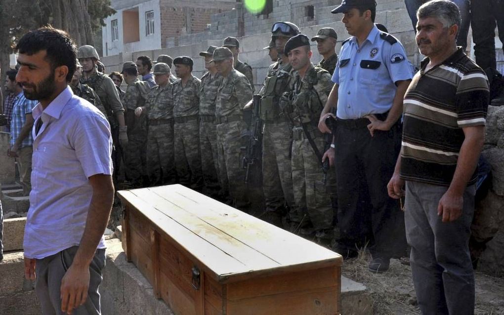 Granaten die vanuit Syrië naar Turkije waren afgeschoten, maakten vorige week diverse dodelijke slachtoffers. Dit geweld trekt Turkije steeds verder het Arabische moeras in. Foto EPA