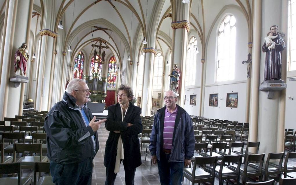 In de rooms-katholieke kerk in Zeddam zorgde het Tweede Vaticaans Concilie voor een beeldenstorm in de kerk. Het hoofdaltaar verdween naar de zijkant, stoelen vervingen de knielbanken en de muren met de vele schilderingen werden witgekalkt. V.l.n.r.: Gerh