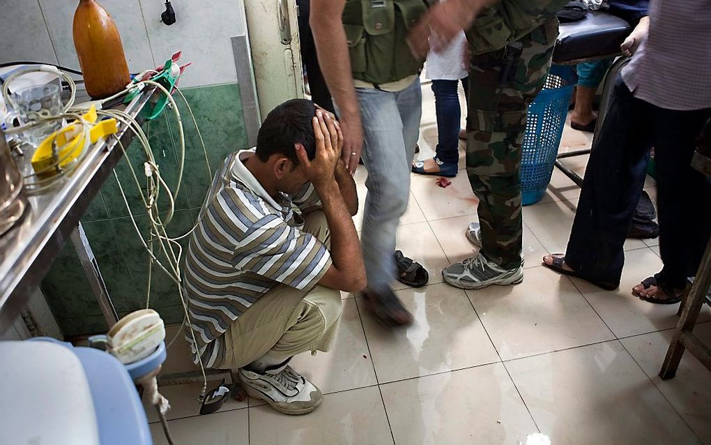 Een Syrische man huilt om de dood van zijn zoon, enkele dagen geleden. Kerken in Syrië bidden voor het door oorlog verscheurde land. Foto EPA