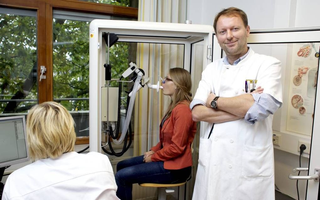 Dr. Jan Willem van den Berg, longarts in de Isala klinieken in Zwolle, op de hoestpoli bij een longfunctieapparaat. Foto Dick Vos