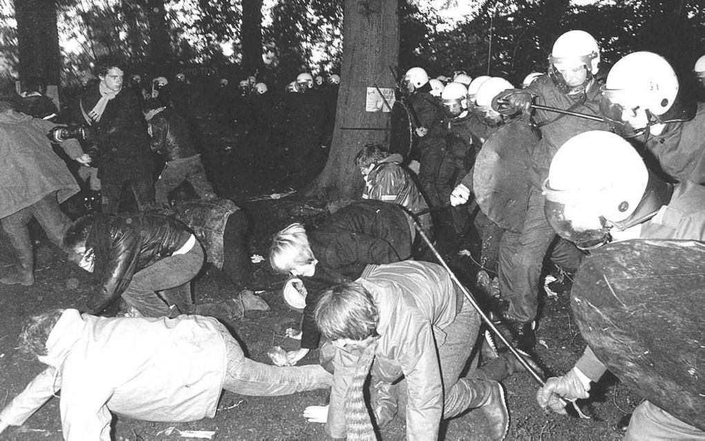 UTRECHT – Bij de aanleg van de A27 door Amelisweerd waren er felle protesten. Op 24 september 1982 kwamen er 600 ME’ers aan te pas om de actievoerders het bos uit te jagen. Foto ANP