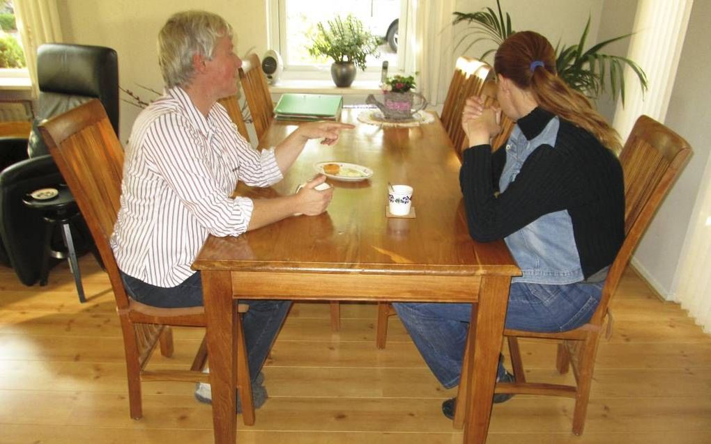 Leidy (l.) en Bep in de kamer van Leidy in Apeldoorn. Foto RD