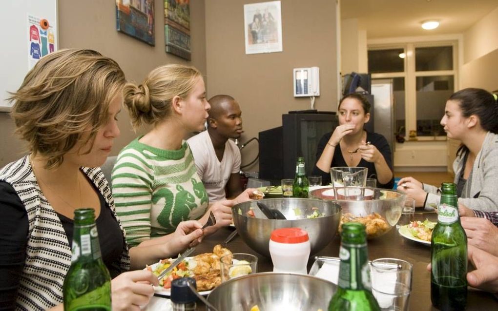 Op maandagavond eten de bewoners van het joods studentenhuis altijd gezamenlijk. Foto Rufus de Vries