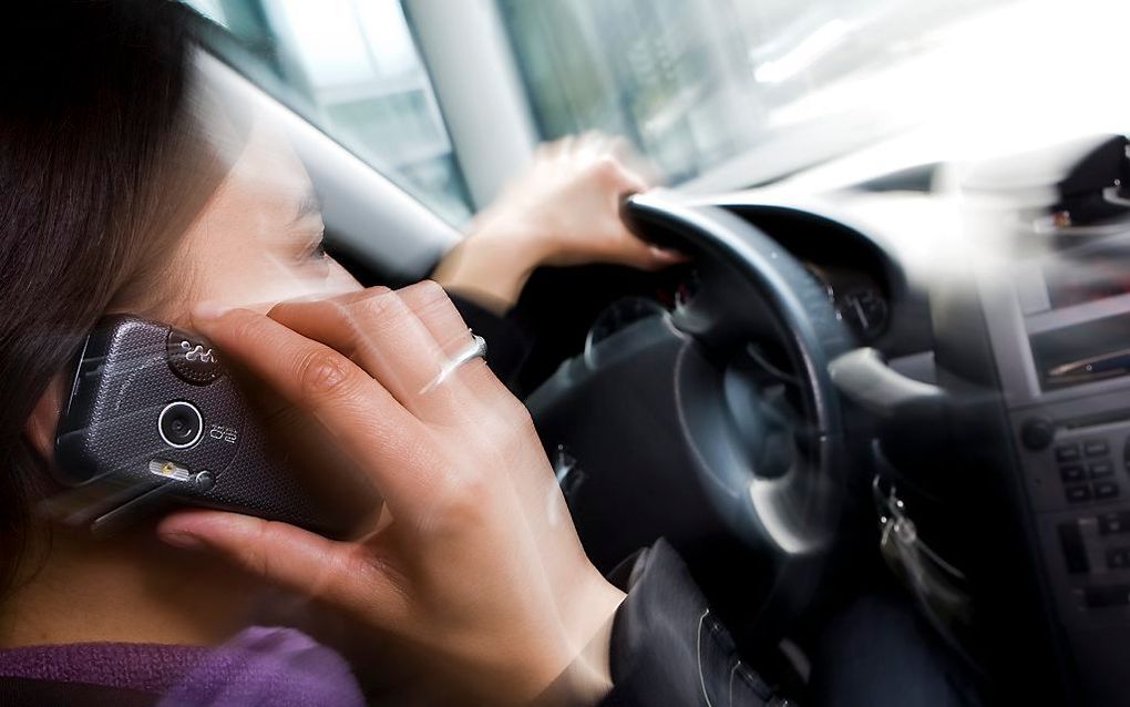 De politie start donderdag een groot najaarsoffensief om het gebruik van de mobiele telefoon achter het stuur aan te pakken. Foto ANP