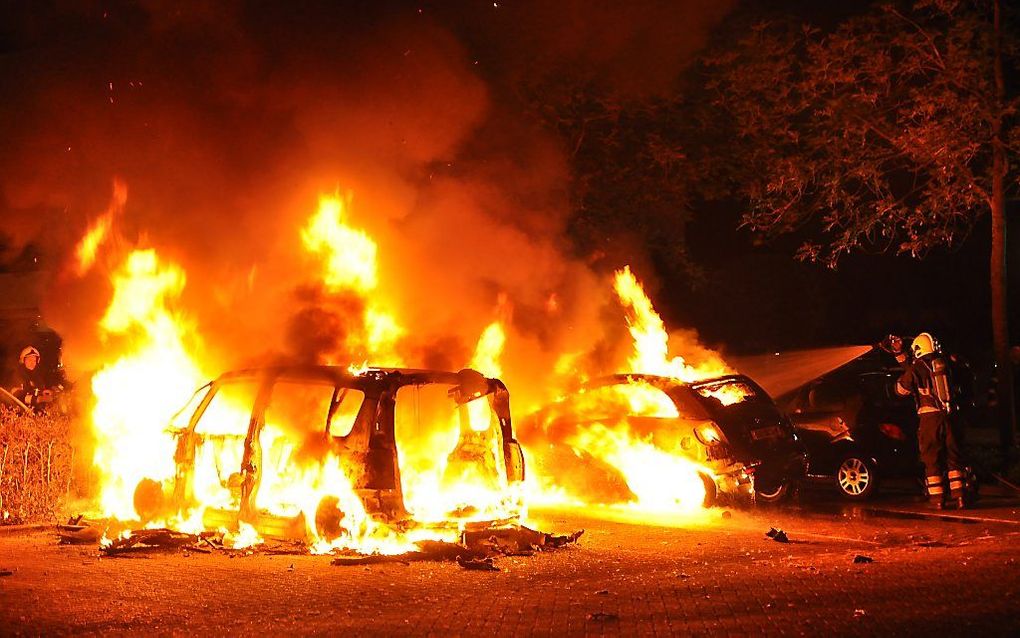 De schrik zit er goed in bij de inwoners van Zeist. Afgelopen weekeinde gingen drie auto’s in vlammen op. Het dorp is al vaker geplaagd door autobranden. De inwoners hangen extra lampen op en de politie surveilleert meer. De foto betreft geen autobrand in