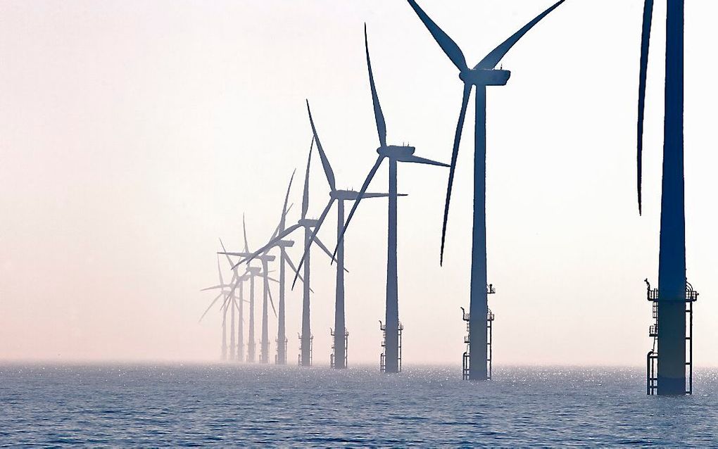 Windmolens voor de kust bij Egmond aan Zee. Foto ANP