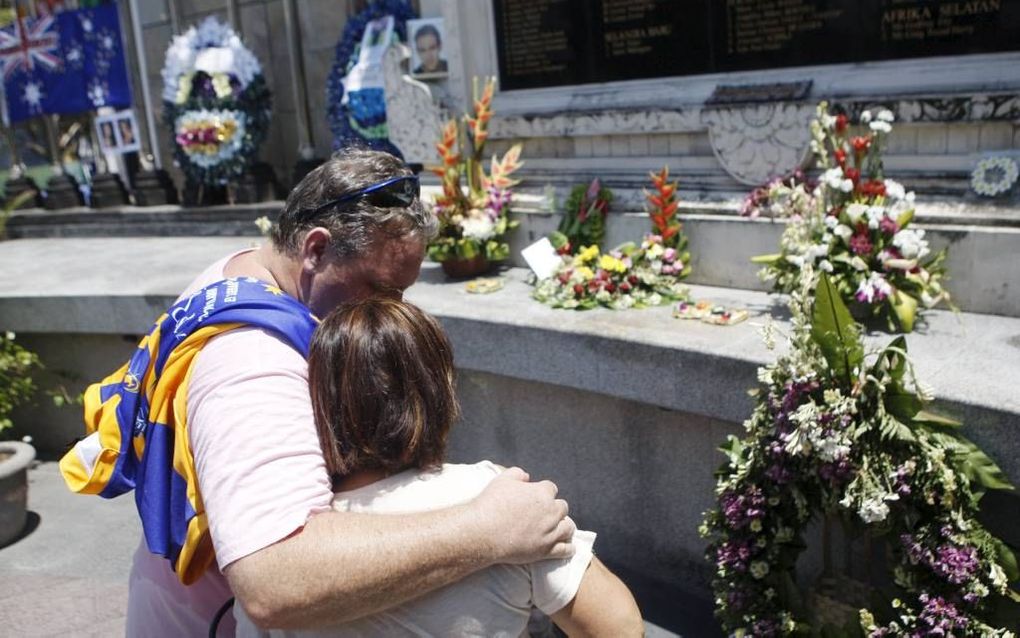 De Australische Angela Betmalik (r.) herdacht donderdagmorgen haar dochter Christina bij het herinneringsmonument voor de slachtoffers van de bomaanslagen op Bali, in 2002. Foto EPA