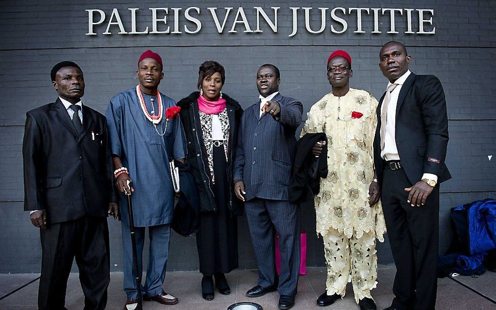 (VLNR) De Nigeriaanse boeren Friday Alfred Akpan-Ikot Ada Udo en Eric Dooh, Nini Okey Uche van de Nigeriaanse ambassade, advocaat Prince Chima Williams, en de boeren Chief Fidelis A. Oguru-Oruma en Alali Efanga staan bij de rechtbank voor aanvang van de r