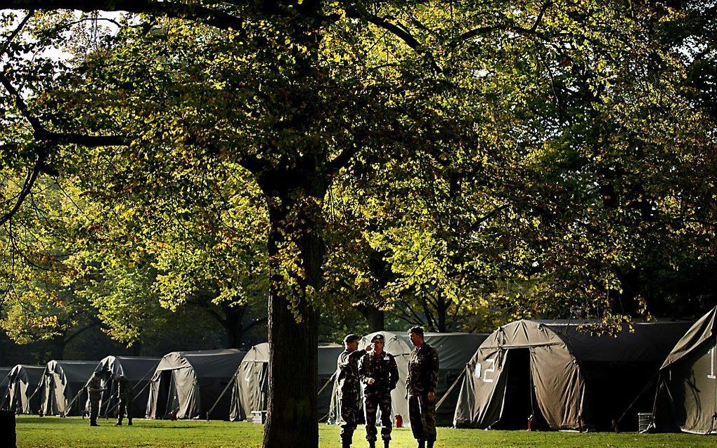 De opbouw van het tentenkamp in het centrum van Rotterdam voor de driedaagse militaire oefening Borculo 2012 in de stad. Rond de 200 militairen oefenen het herstel van het openbare leven in de stad na overstroming van de Maas. Foto ANP