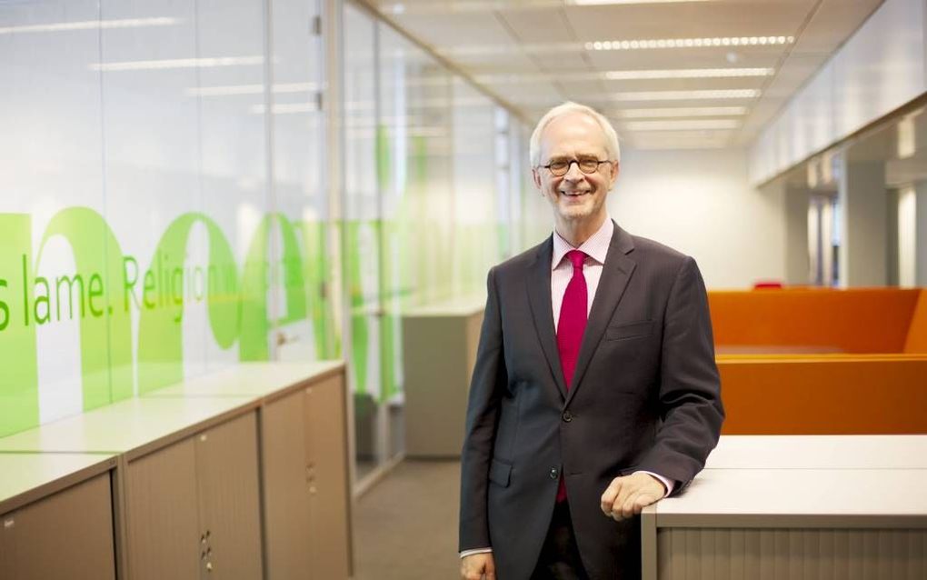 Prof. dr. W. Janse in het nieuwe onderkomen van de theologische faculteit van de VU, met veel glas. „De glazen behuizing verhindert dat iedereen zich achter zijn eigen voordeur opsluit.”      Foto Sjaak Verboom