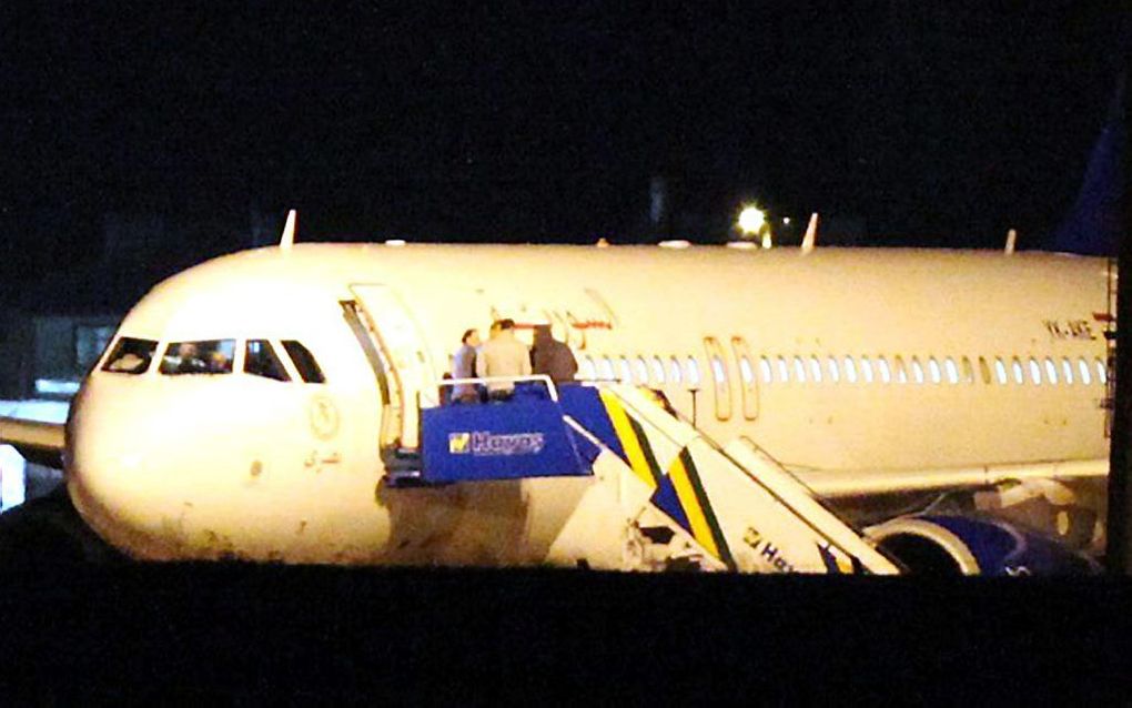 Het Syrische toestel na de gedwongen landing. Foto EPA