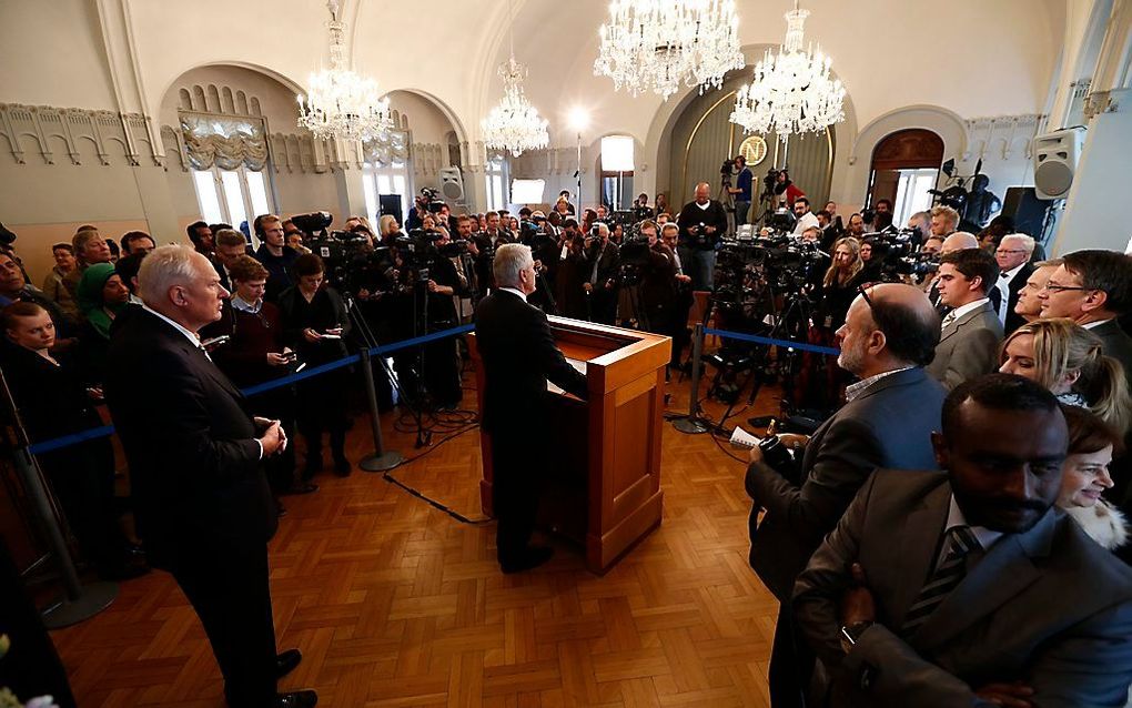 De voorzitter van het Noorse Nobelcomité, Thorbjoern Jagland, maakt vrijdag bekend dat de EU dit jaar de Nobelprijs voor de Vrede krijgt. Foto EPA