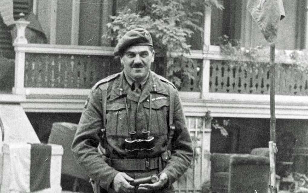 Generaal-majoor Urquhart bij zijn hoofdkwartier, Hotel Hartenstein in Oosterbeek, het tegenwoordige Airborne Museum, tijdens de Slag om Arnhem (17 tot 25 september 1944). Foto pegasusarchive.org