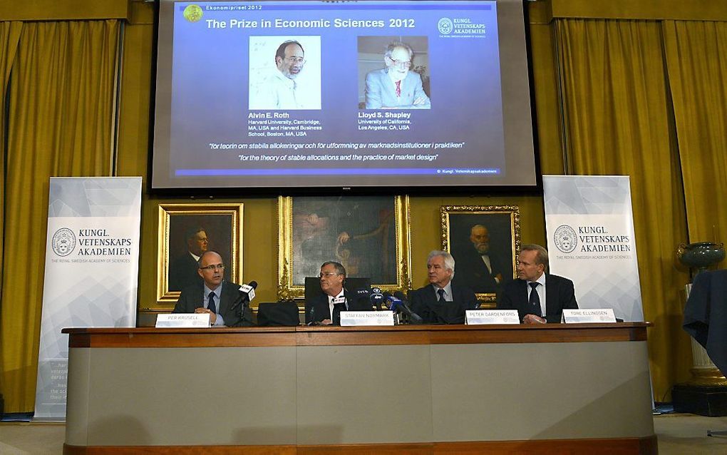 De bekendmaking van de winnaars van de Nobelprijs economie in Stockholm. De prijs gaat naar de Amerikanen Alvin Roth (L op scherm) en Lloyd Shapley (R op scherm). Foto EPA